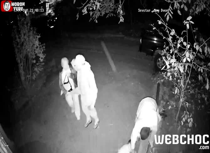 Video :A guy who recently robbed a grandma is apprehended by two sports teachers